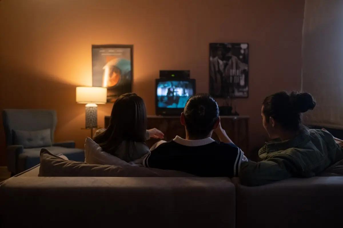 Familj som tittar på stabil IPTV hemma efter att iptvbolaget nere