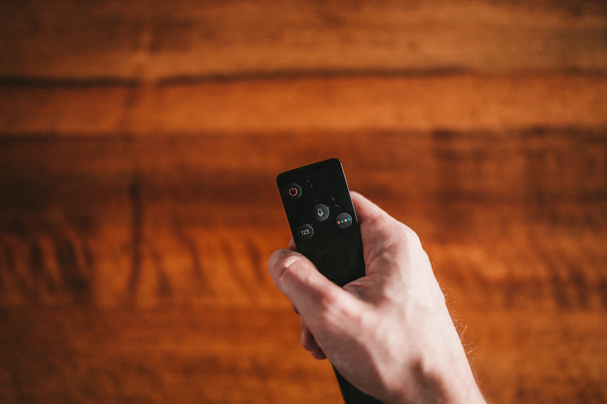 Fjärrkontroll i handen – felsök IPTV steg för steg