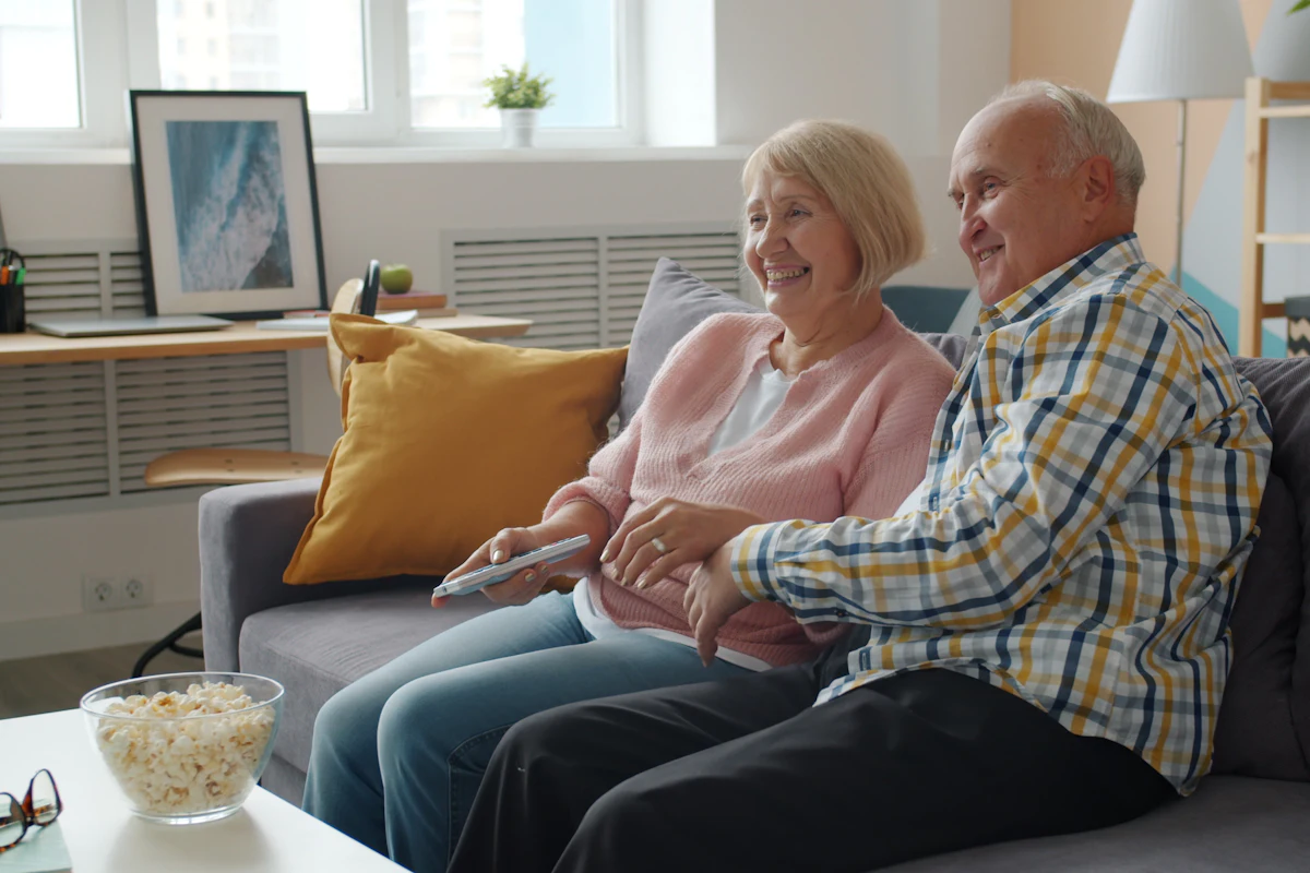 Familj som tittar på IPTV efter att ha köpt IPTV-abonnemang